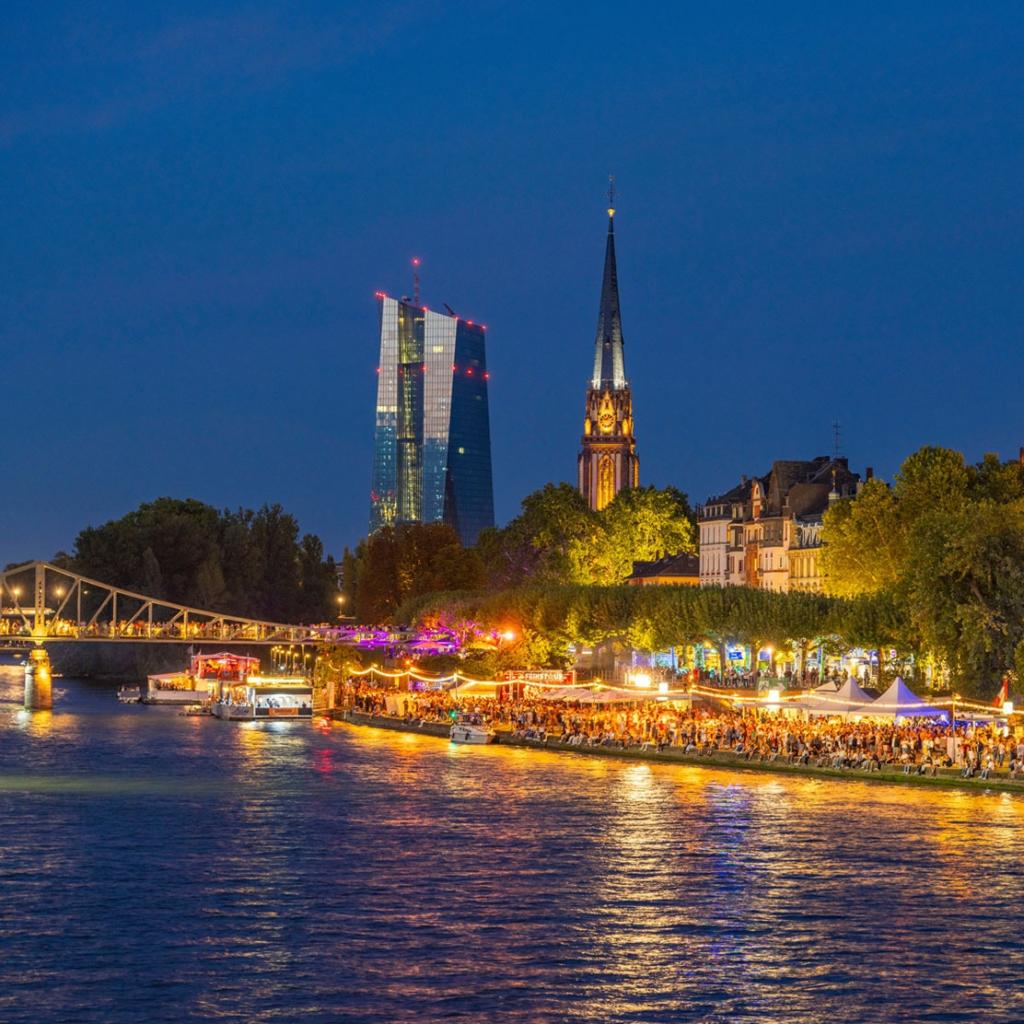 Abendfestival am Mainufer in Frankfurt am Main